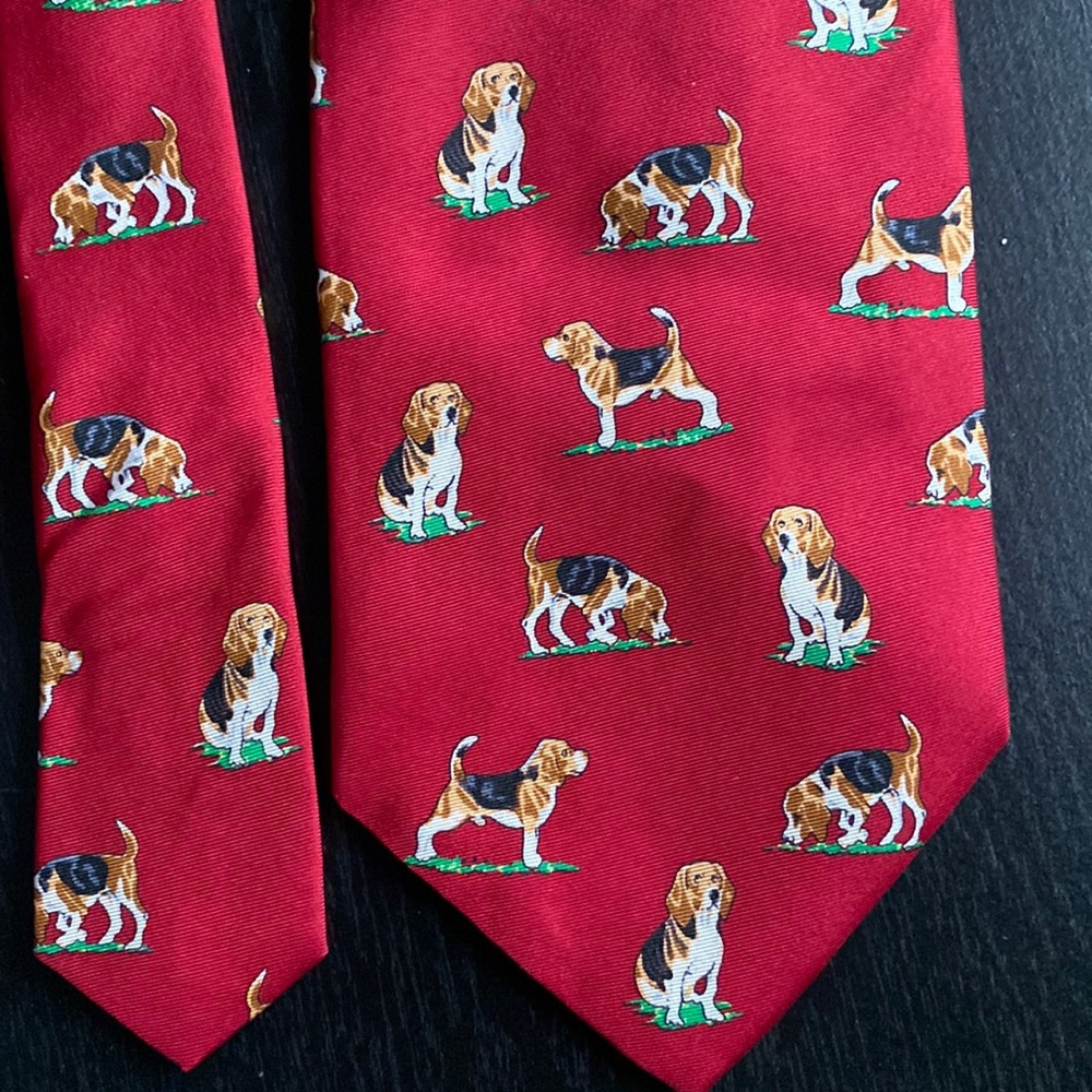 Beagle Dog motif Mens 100% silk tie.